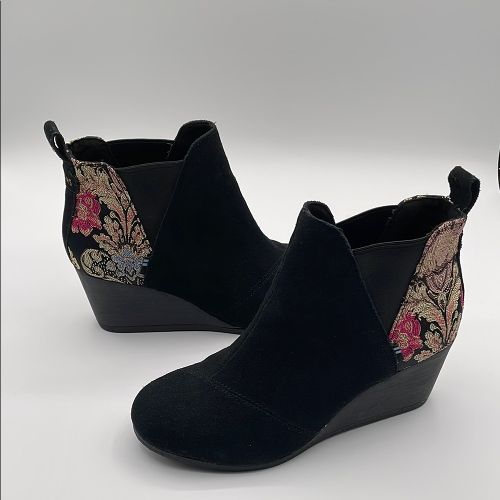 Toms Kelsey Black Ankle Boot Wedge 3” Heel Suede Brocade Floral